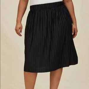 Torrid Accordion Pleat NWT Skirt Black size 3 3X